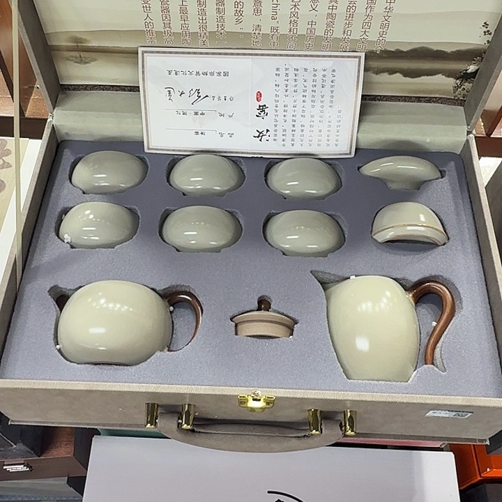 孤品茶具套装等。        