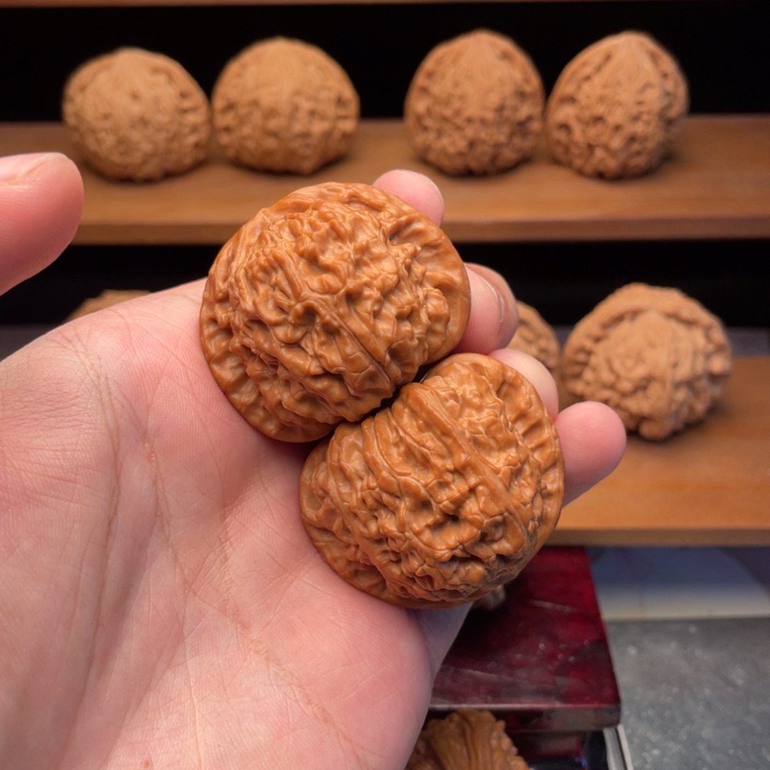 文玩核桃吊坠43红皮精配毕业球白42.8克