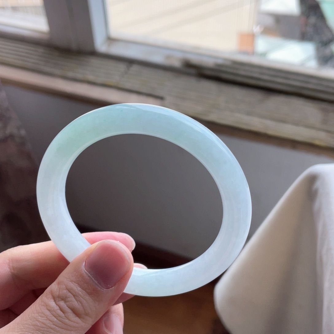 翡翠手镯未镶嵌淡绿圆条