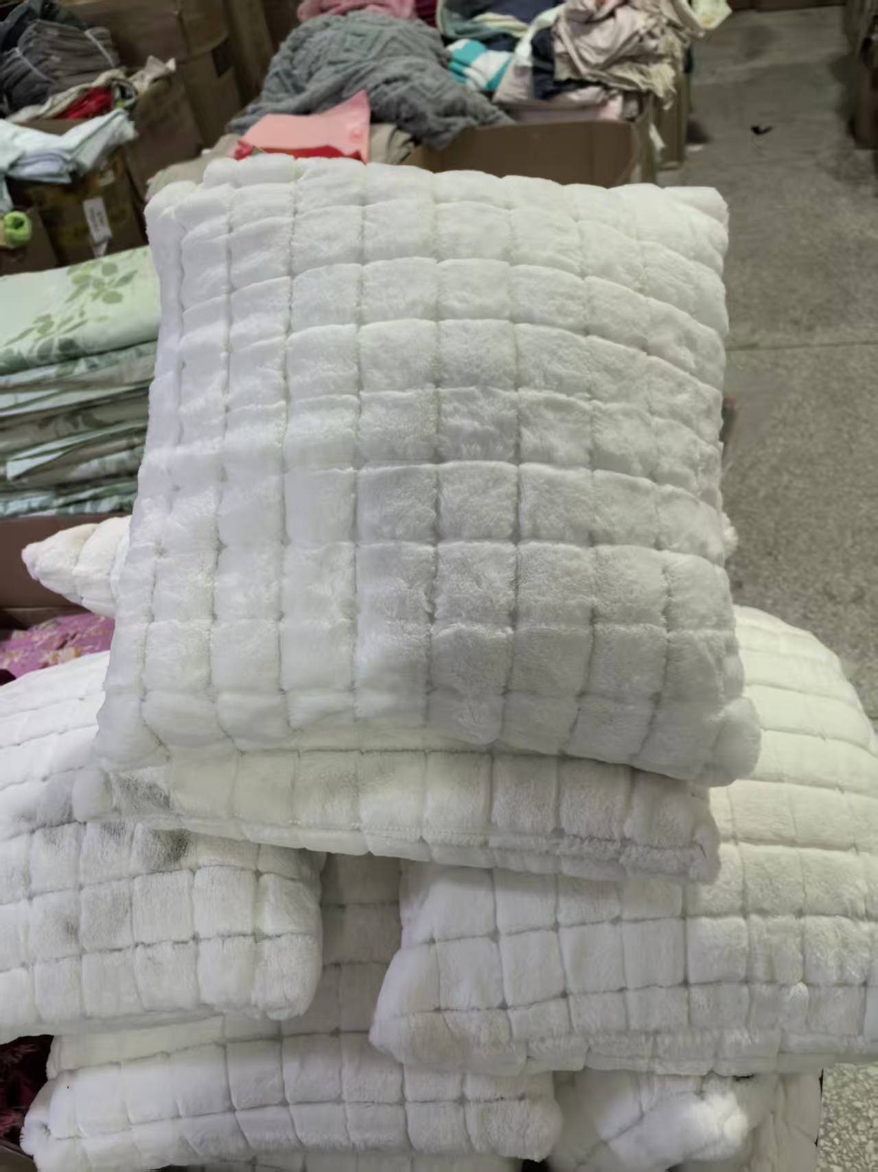 《厚广家》3楼42×42白色兔兔绒超软抱枕 发1个 小脏