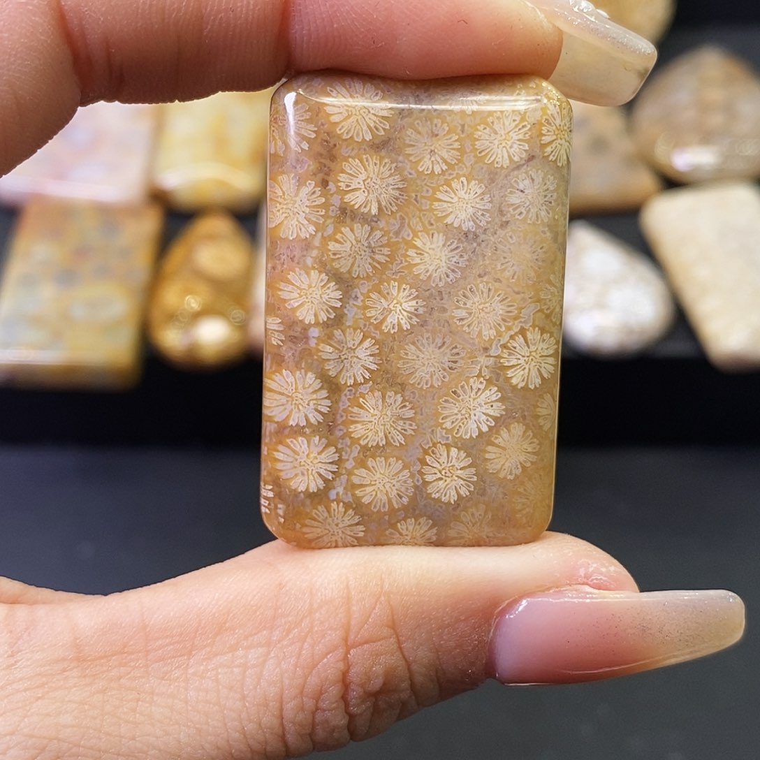 硅化玉颈饰合金山**花