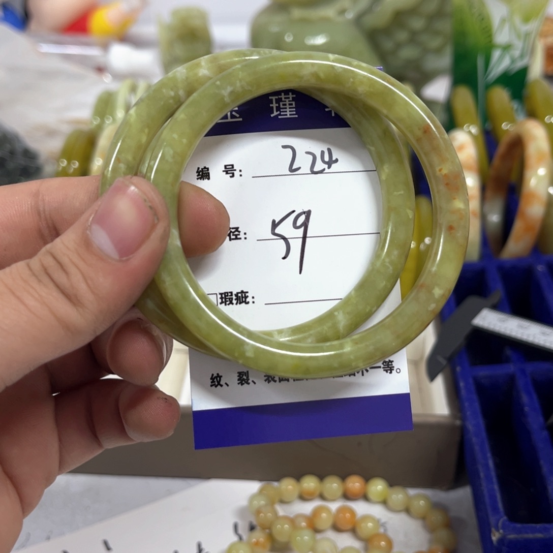 蛇纹石玉手镯未镶嵌