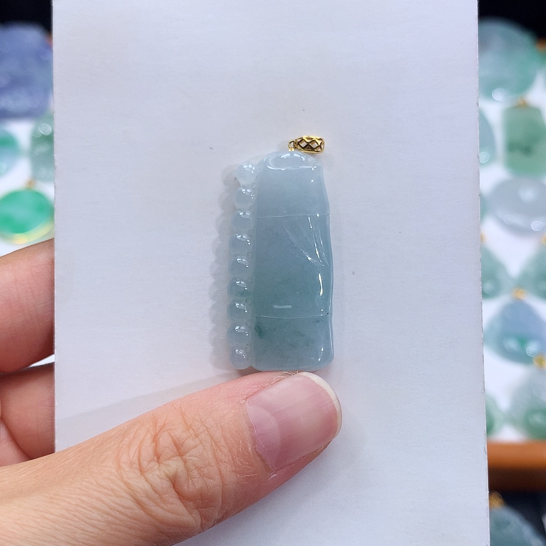 翡翠18K金镶嵌颈饰翡翠吊坠