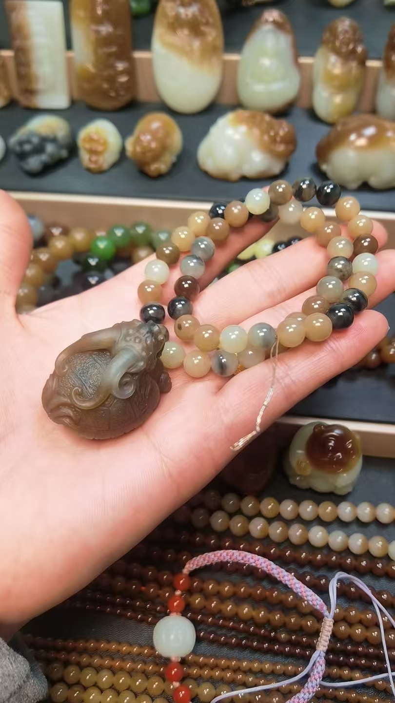 新疆和田玉糖白链子吊坠