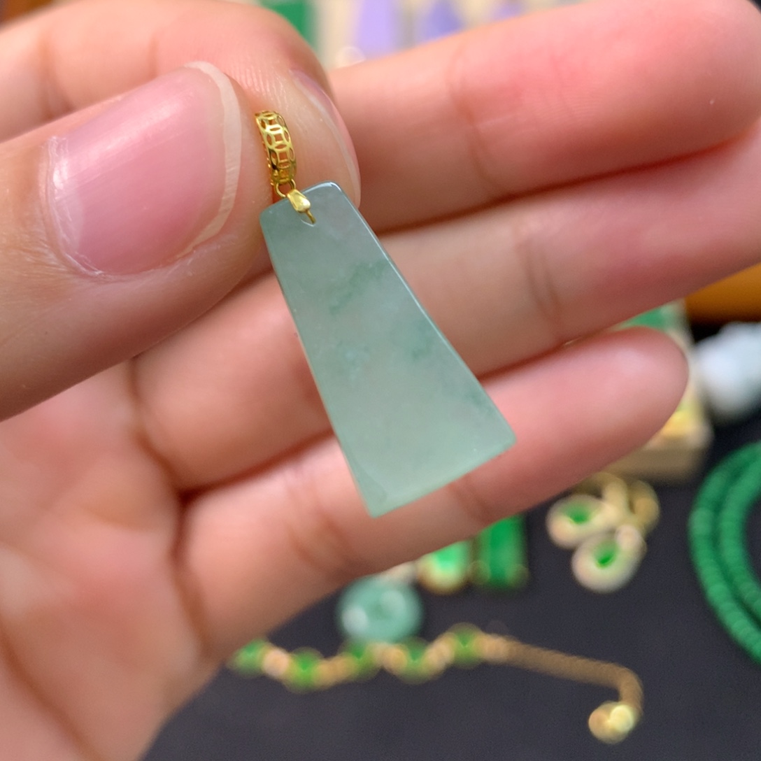 翡翠18K金镶嵌颈饰有纹裂