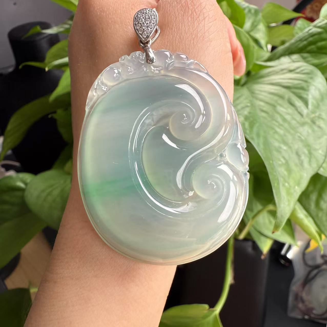 【珍韵珠宝】翡翠18k金镶吊坠11885219