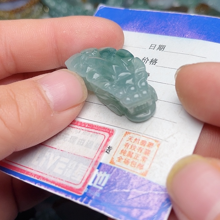 翡翠颈饰未镶嵌飘蓝花貔貅