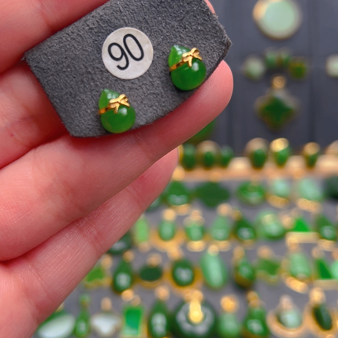 和田玉18K金镶嵌耳饰