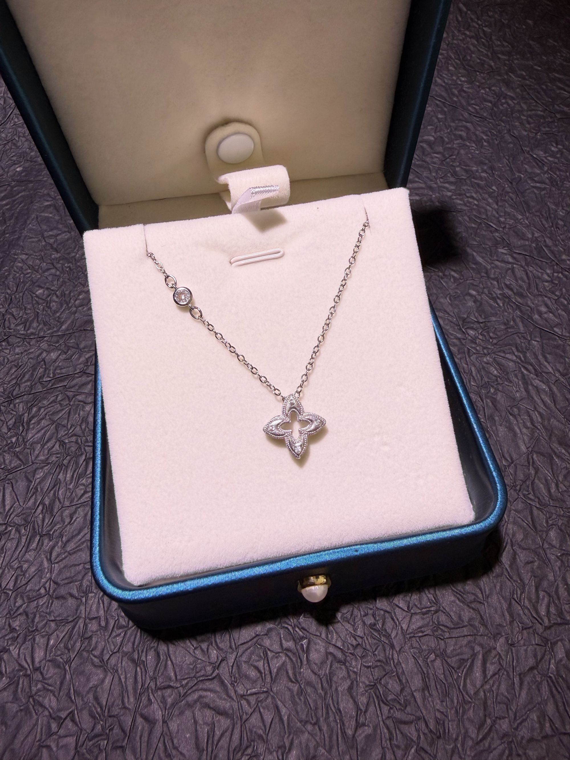 钛钢项链 四叶草镂空项链百搭项链no退换（不带盒）