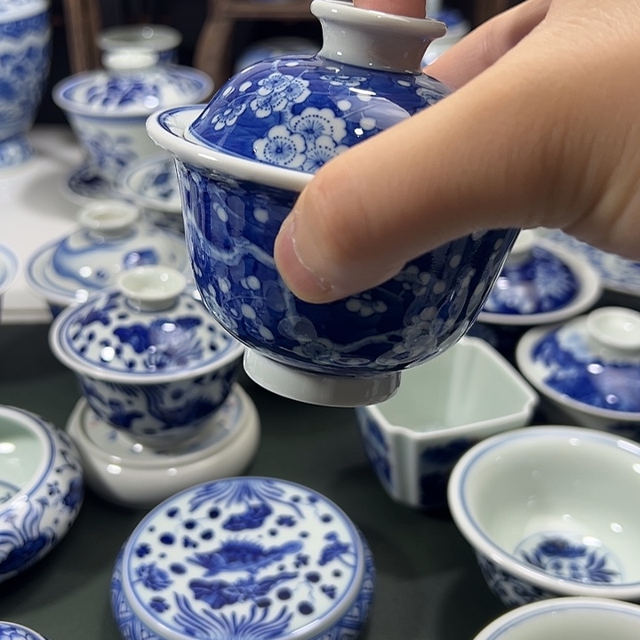 朱***宇微瑕柴窑蓝底冰梅两才