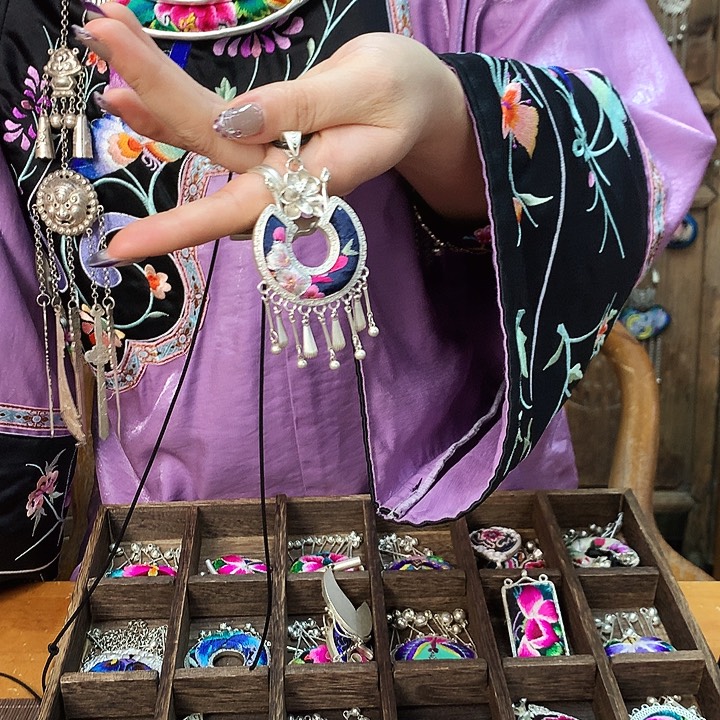 花岗石铁合金吊坠