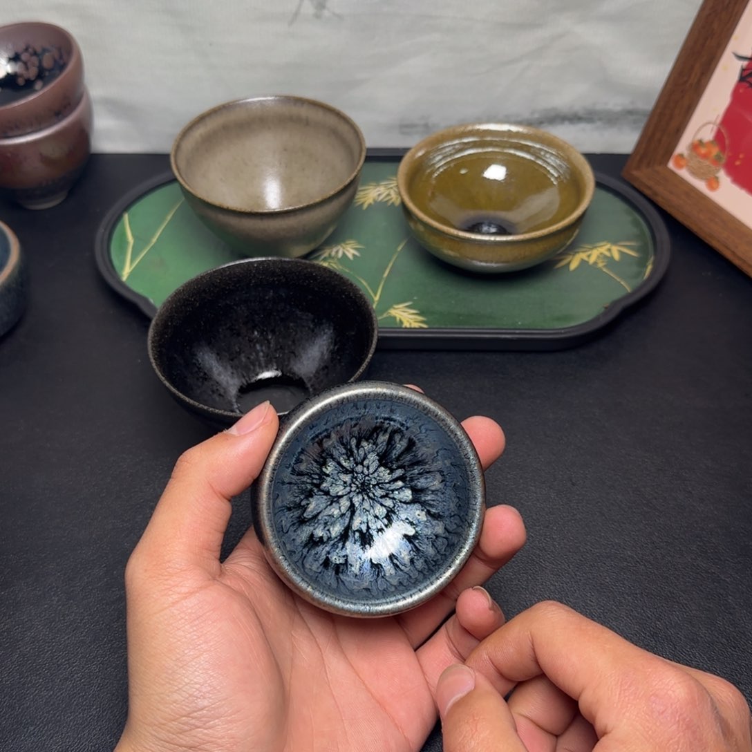 茶盏在她们眼中都只是小