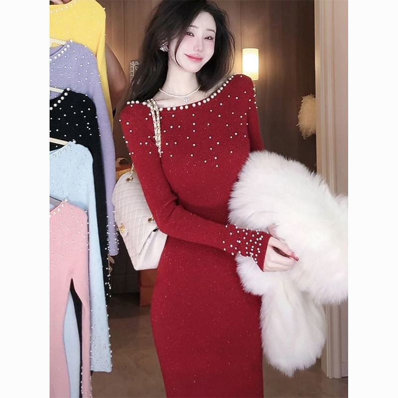 温柔风气质一字肩钉珠针织连衣裙女秋冬季红色珍珠长袖毛衣长裙子