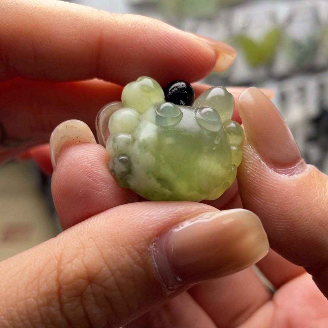 岫玉未镶嵌颈饰螃蟹