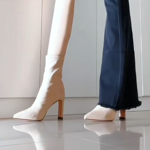 裸色法式尖头高跟短靴女2025年秋冬新款绒面高跟瘦瘦靴弹力袜靴女