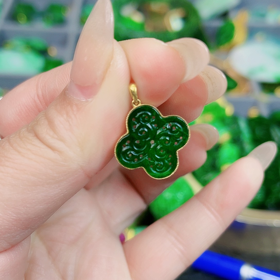 翡翠颈饰18K金镶嵌吊坠