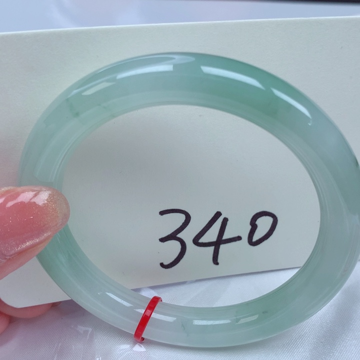 翡翠手镯未镶嵌翡翠