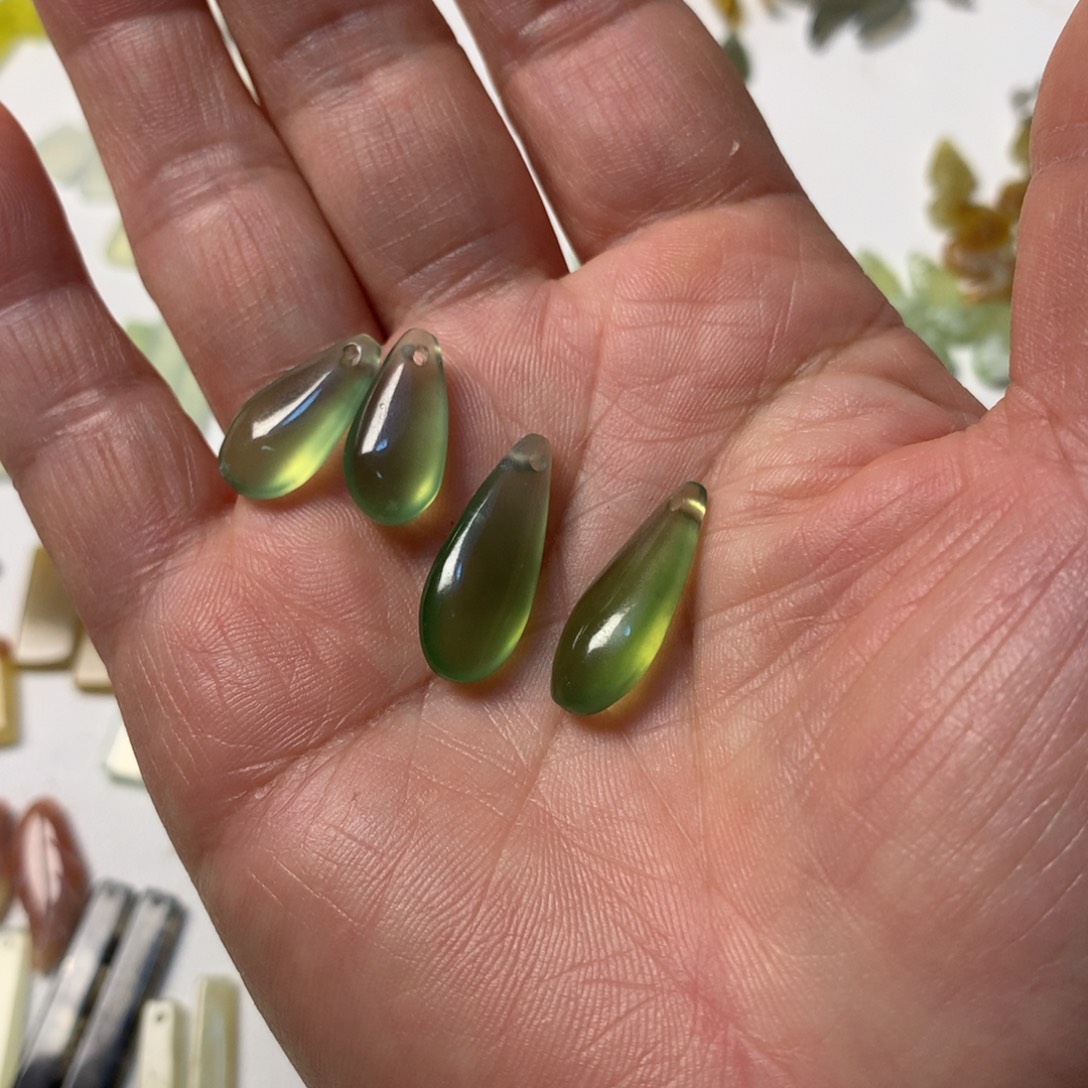 易***️蛇纹石玉未镶嵌耳环随机发一对