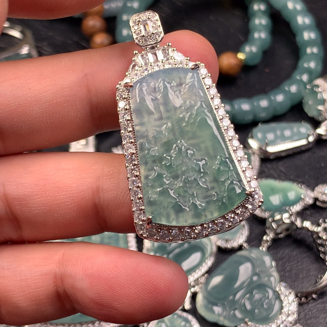 翡翠未镶嵌颈饰山水