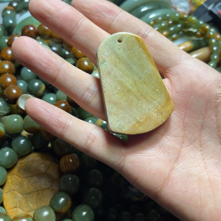 岫岩河磨玉（透闪石质玉）未镶嵌颈饰