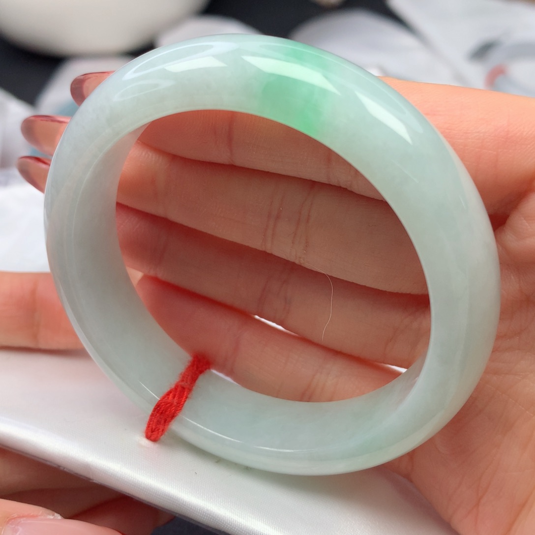 翡翠手镯未镶嵌55轮胎