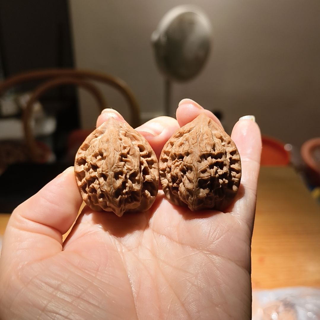 文玩核桃吊坠红帽