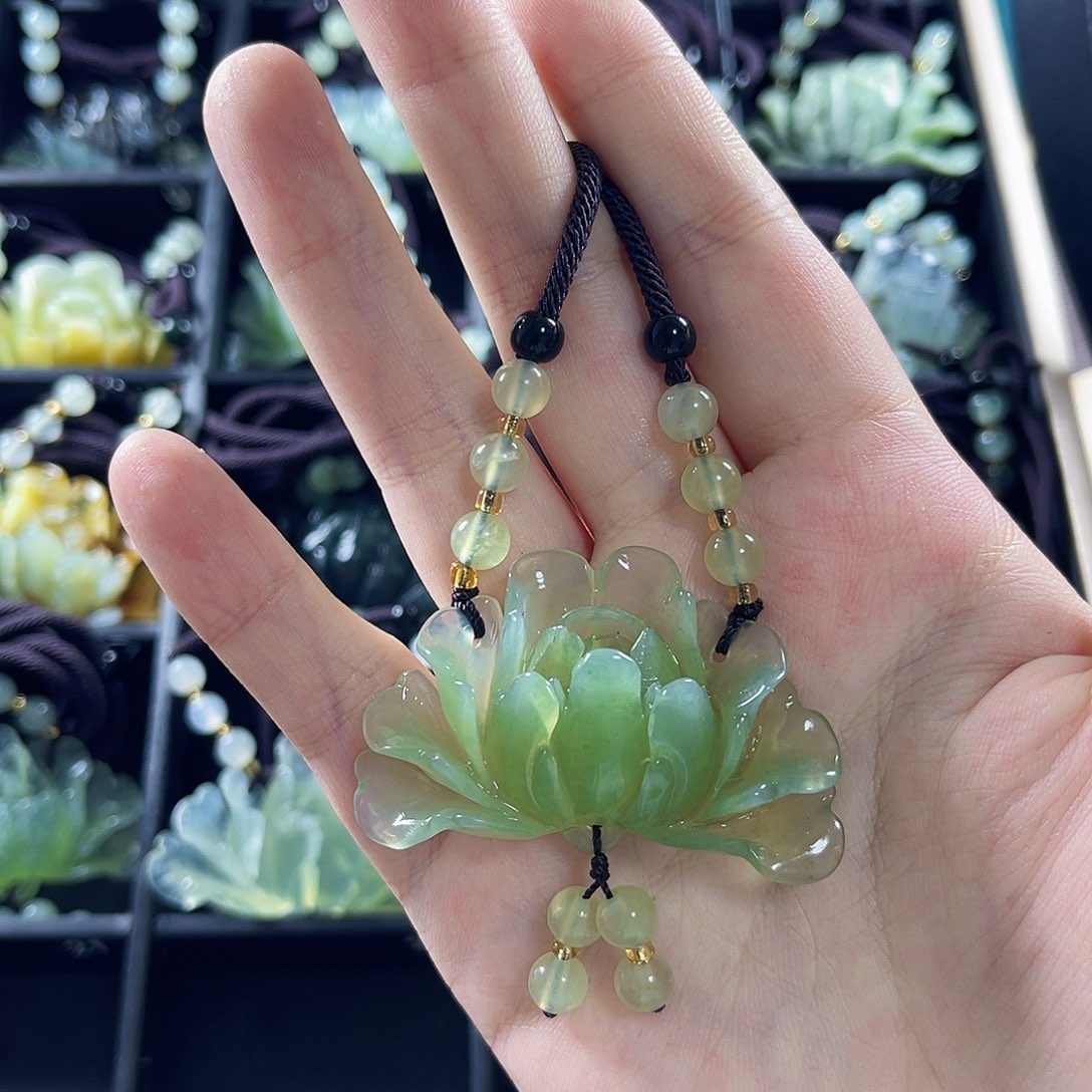 蛇纹石玉颈饰合金