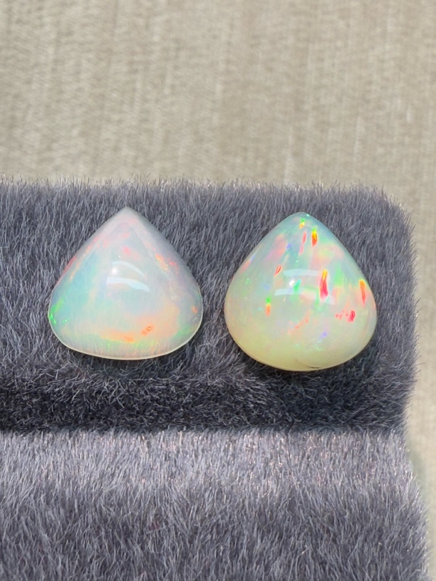 4.715ct天然彩欧泊裸石，颜色美艳，油画般色彩，尺寸10.4*9.7*5.8mm