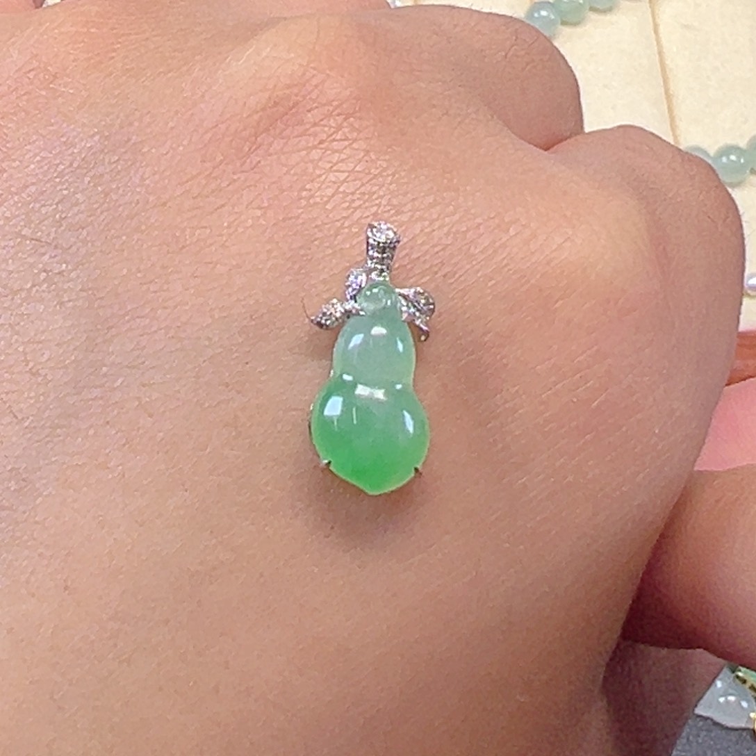 颈饰18K金镶嵌翡翠