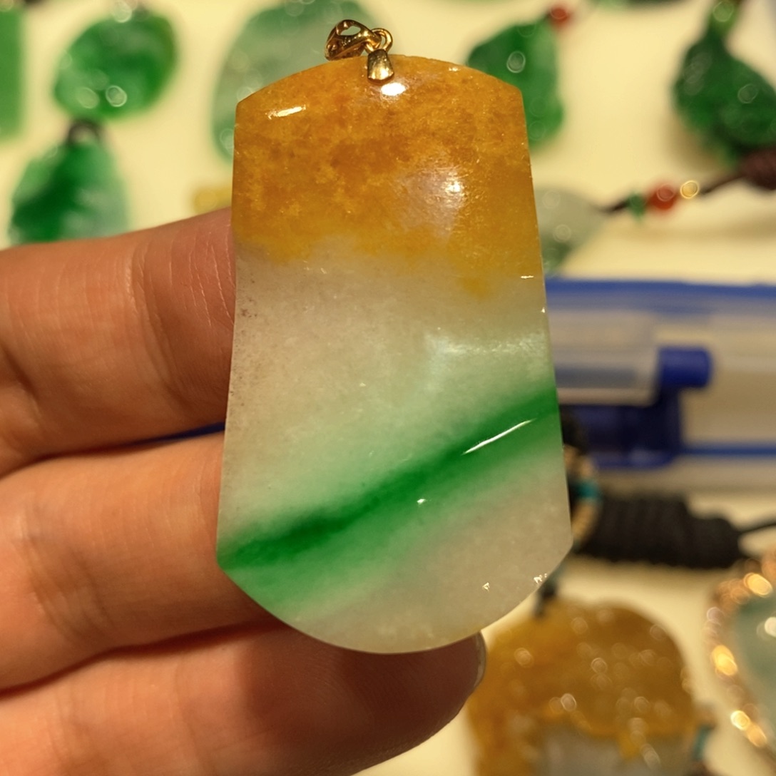 定制翡翠18K金镶嵌缅甸天然翡翠黄加绿无事牌