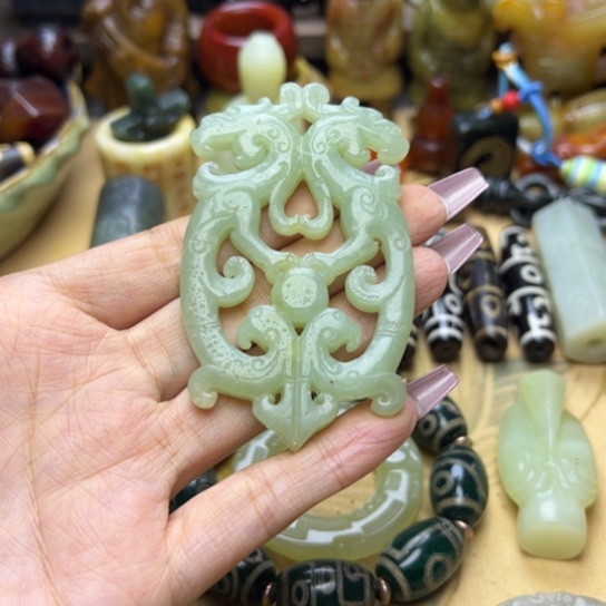 蛇纹石玉未镶嵌颈饰