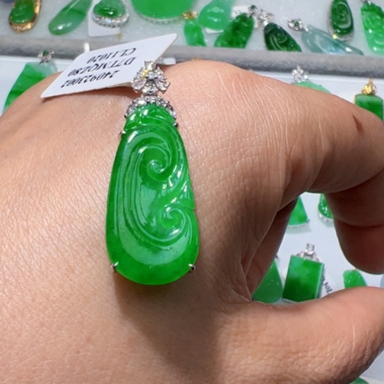 颈饰18K金镶嵌翡翠