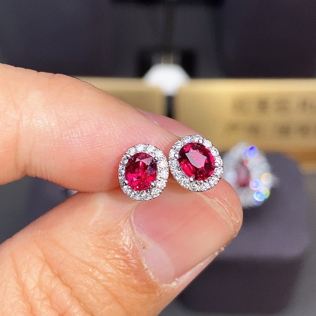 红宝石耳饰18K金镶嵌0.92克拉