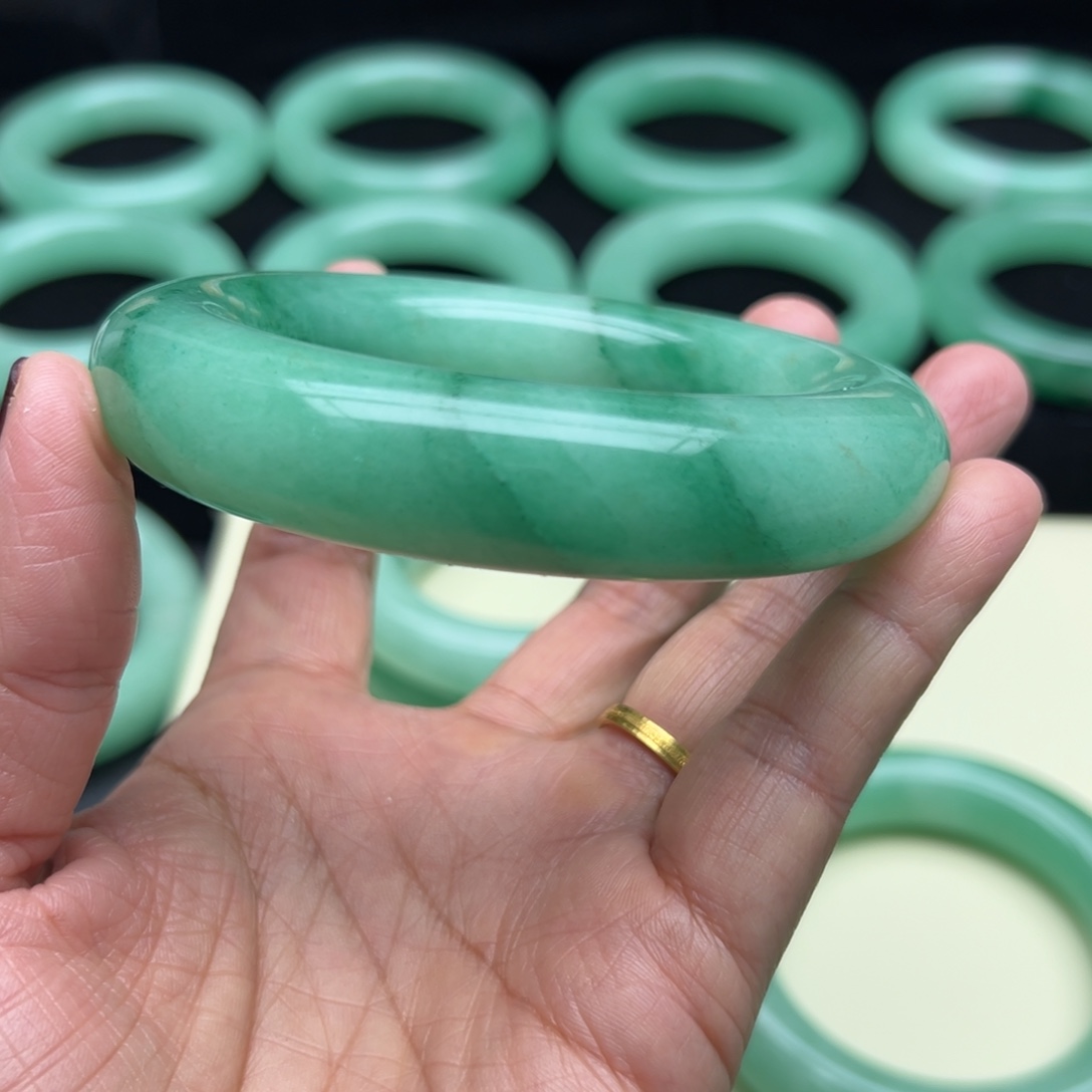 石英岩玉未镶嵌手镯