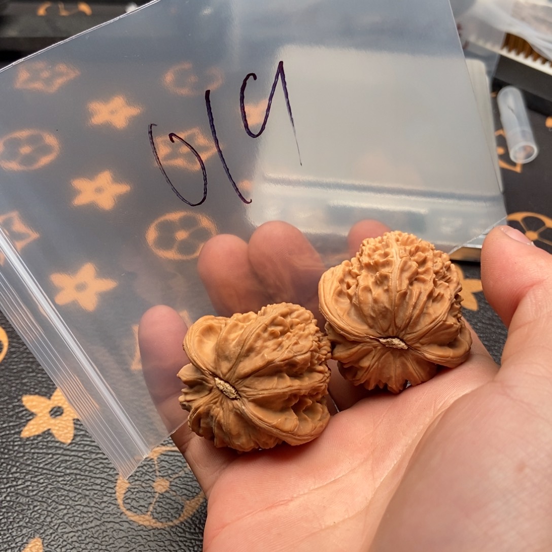 文玩核桃吊坠白狮子