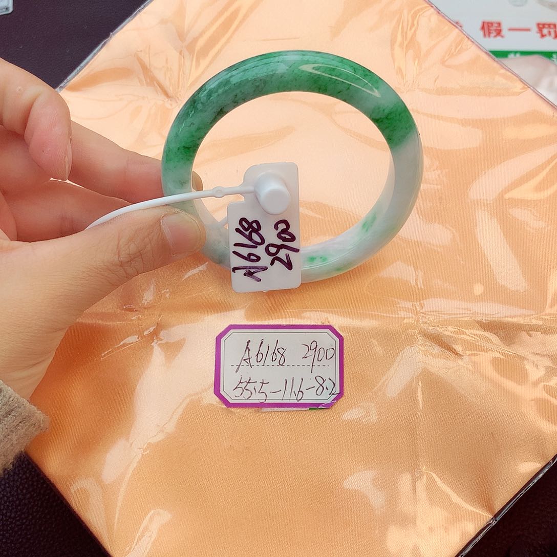 翡翠手镯未镶嵌翡翠