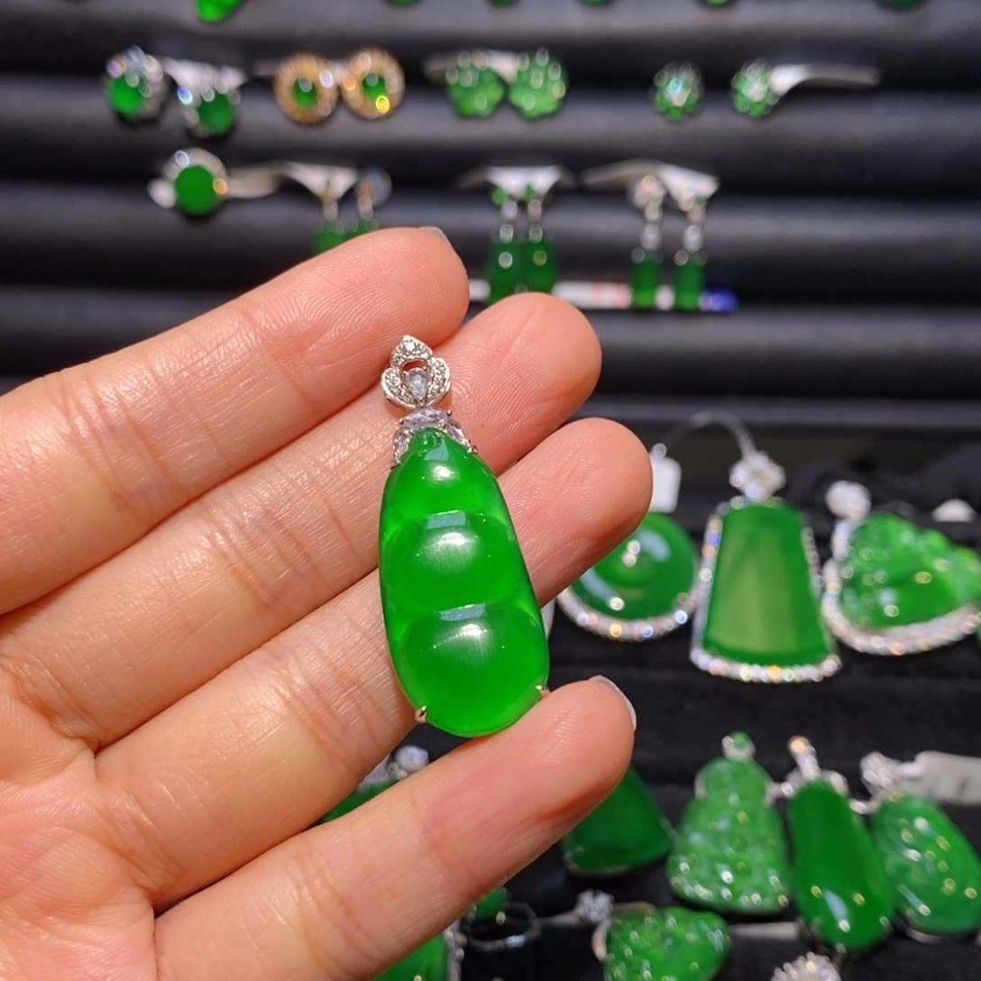 翡翠18K金镶嵌吊坠(不含链)豆豆四季豆福豆