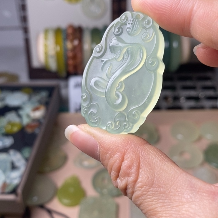 蛇纹石玉颈饰未镶嵌