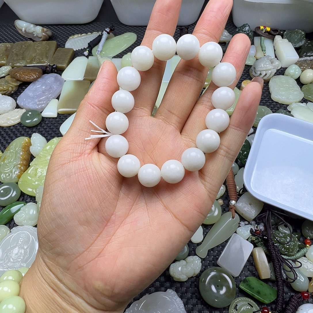 走****和田玉未镶嵌颈饰