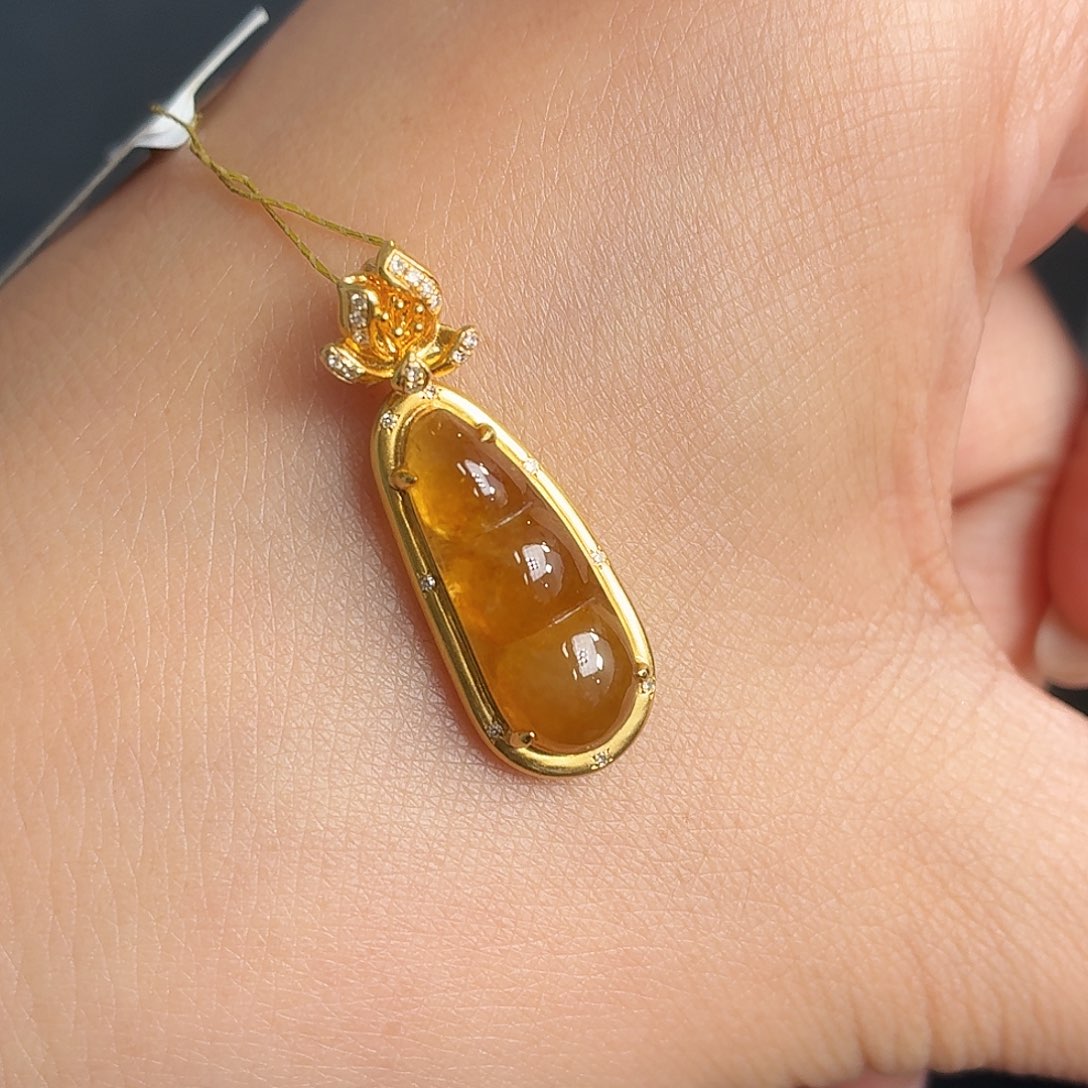 翡翠18K金镶嵌颈饰