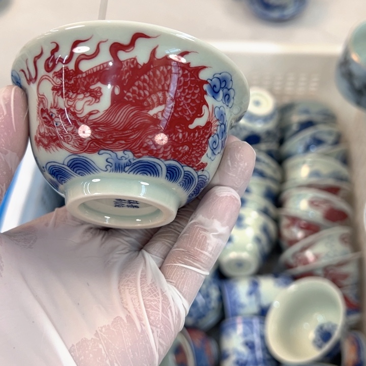 瓷片白青花釉里红穿云龙压手杯全品