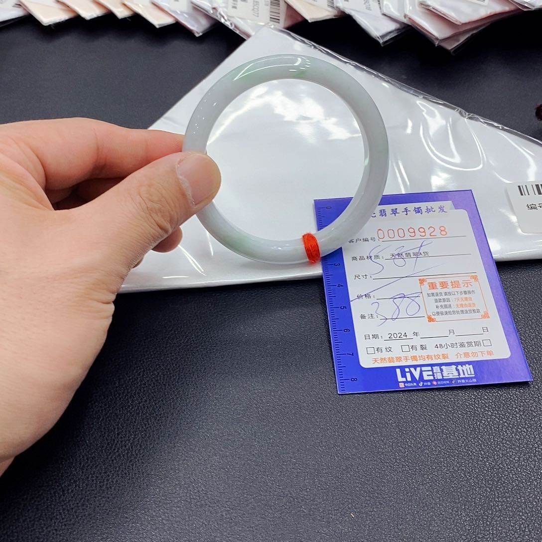 翡翠手镯未镶嵌翡翠手镯