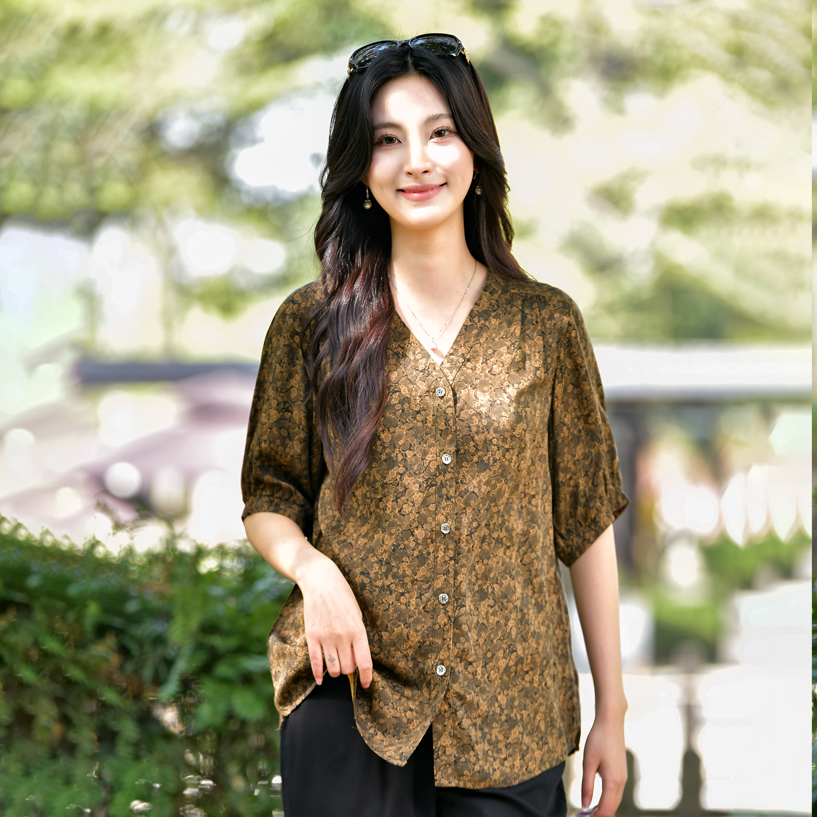 2025夏季新款棉绸开衫V领女宽松显瘦外搭人造棉时尚外穿衬衫上衣