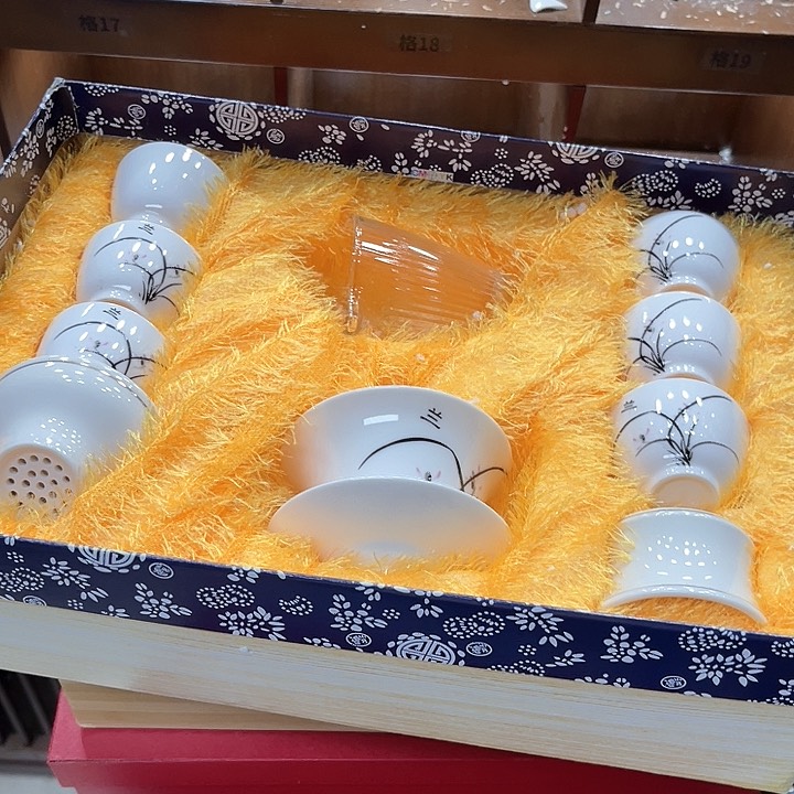 孤品茶具套装等。          