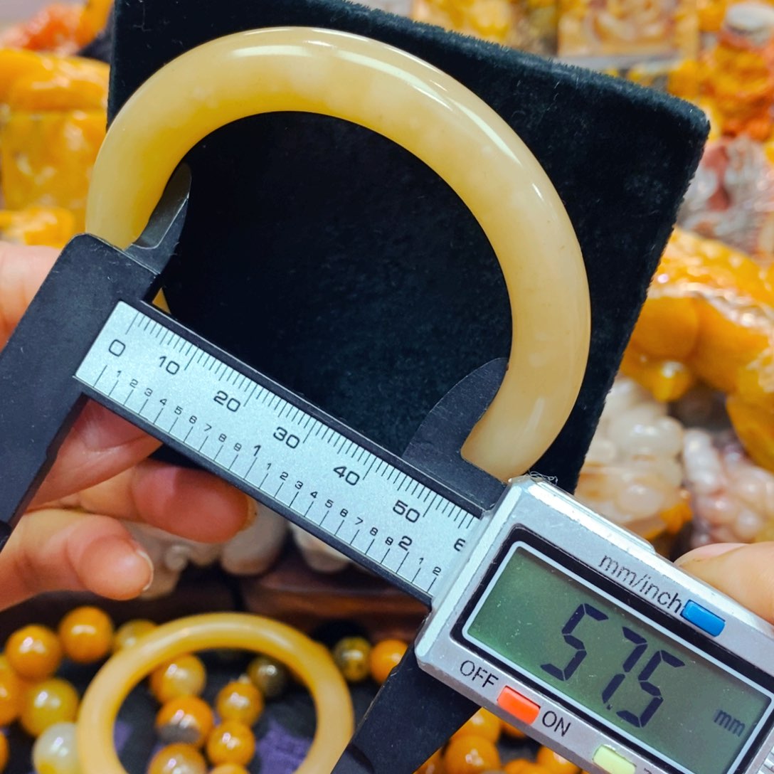 未镶嵌石英质玉（黄龙玉）颈饰