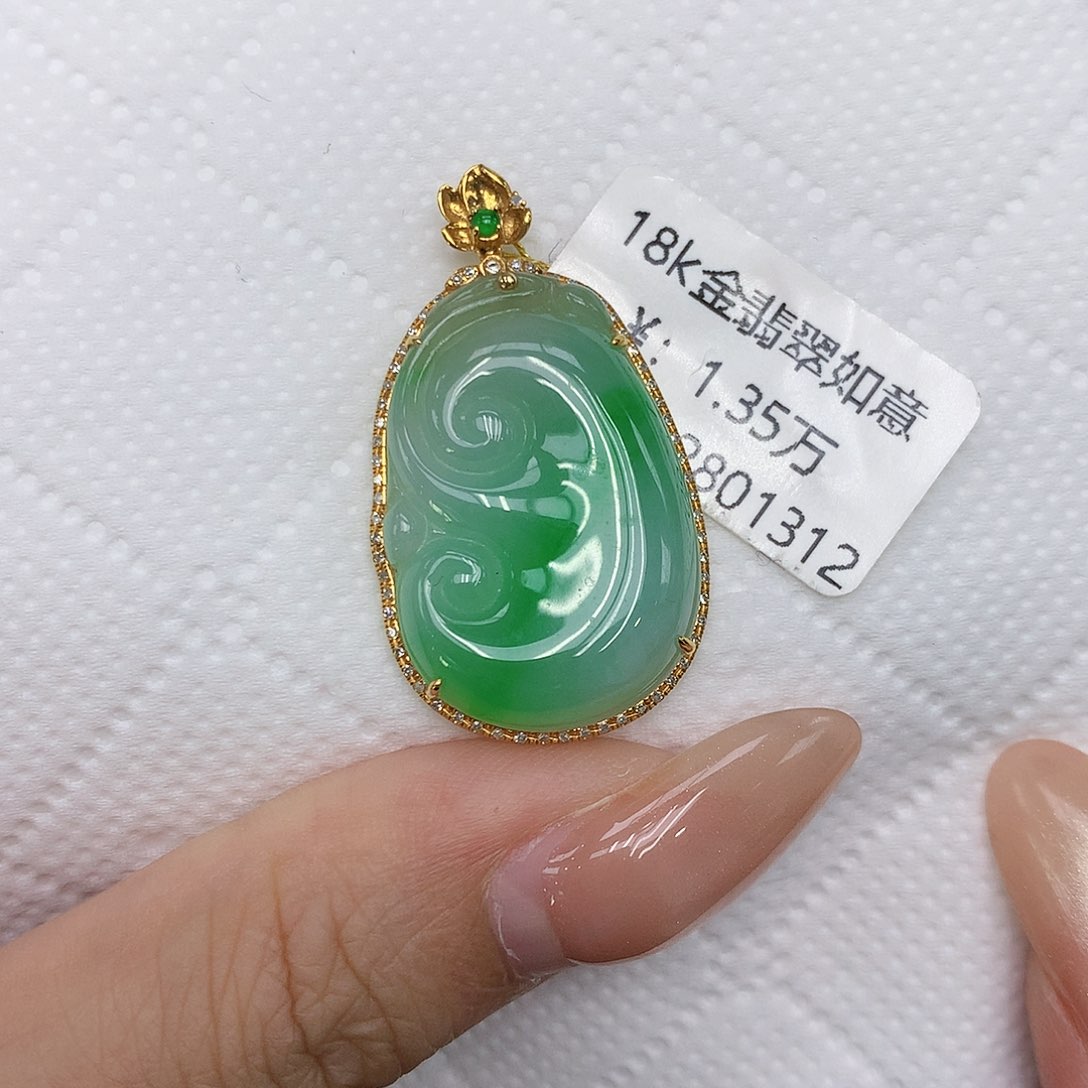 颈饰18K金镶嵌翡翠