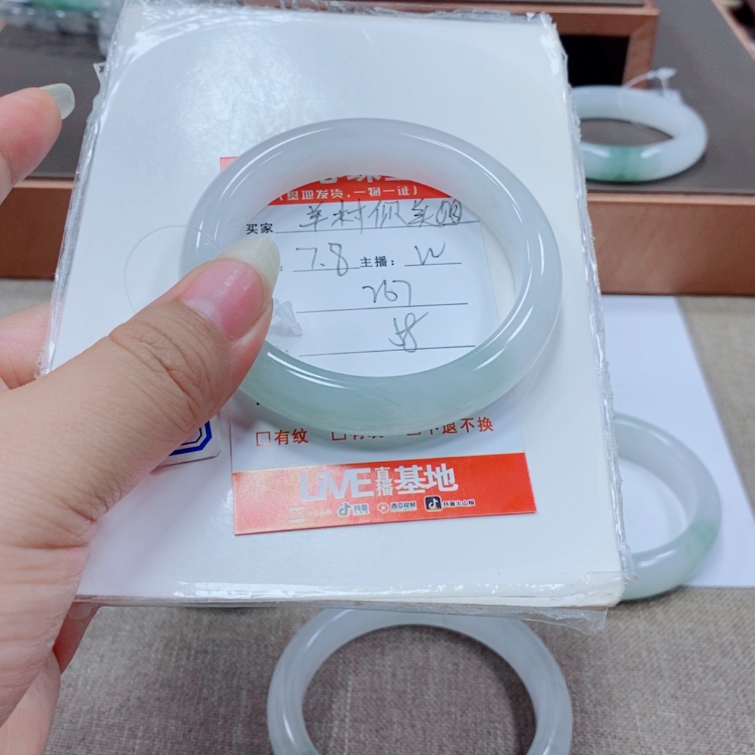 羊***姐石英岩玉手镯未镶嵌