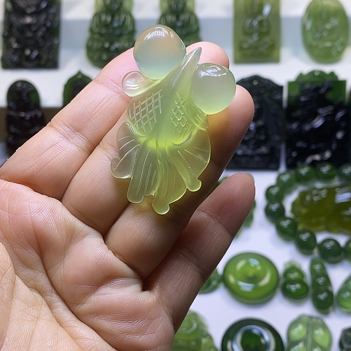 蛇纹石玉颈饰未镶嵌