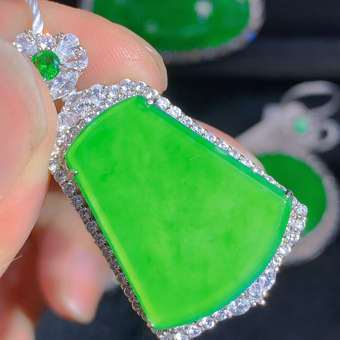 翡翠颈饰银S925镶嵌吊坠