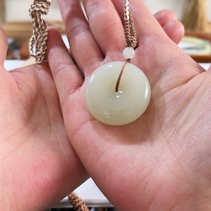 泡***芙和田玉未镶嵌颈饰